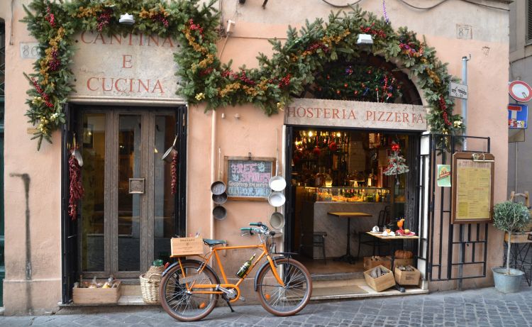 Laden mit Fahrrad und Weihnachtsdeko
