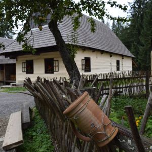 Haus mit Tonkrug auf Zaun